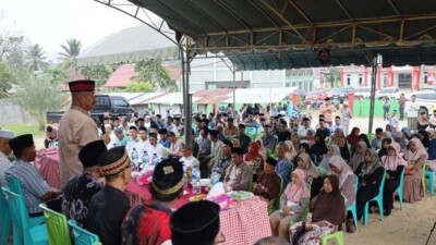 Bupati Kukar Serahkan Bantuan Sembako dan Dana Rehabilitasi di Bukit Raya